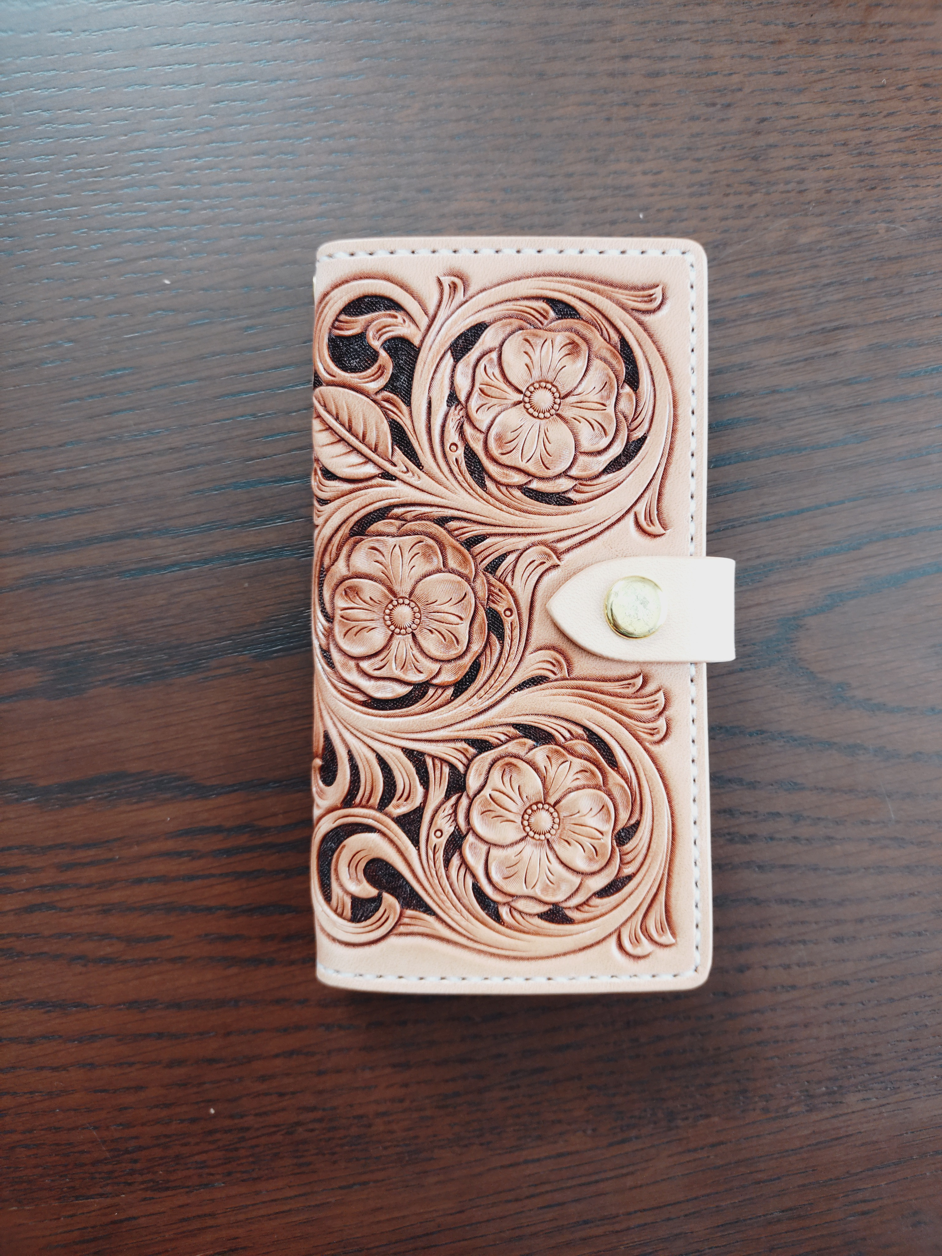 iPhone16 椿　手帳型携帯ケース　レザーカービング