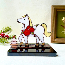 ステンドグラス　お正月飾りとサンタがいっぱい 来年の年明けを彩るお正月飾り、ステンドグラス、2026年の干支、干支の