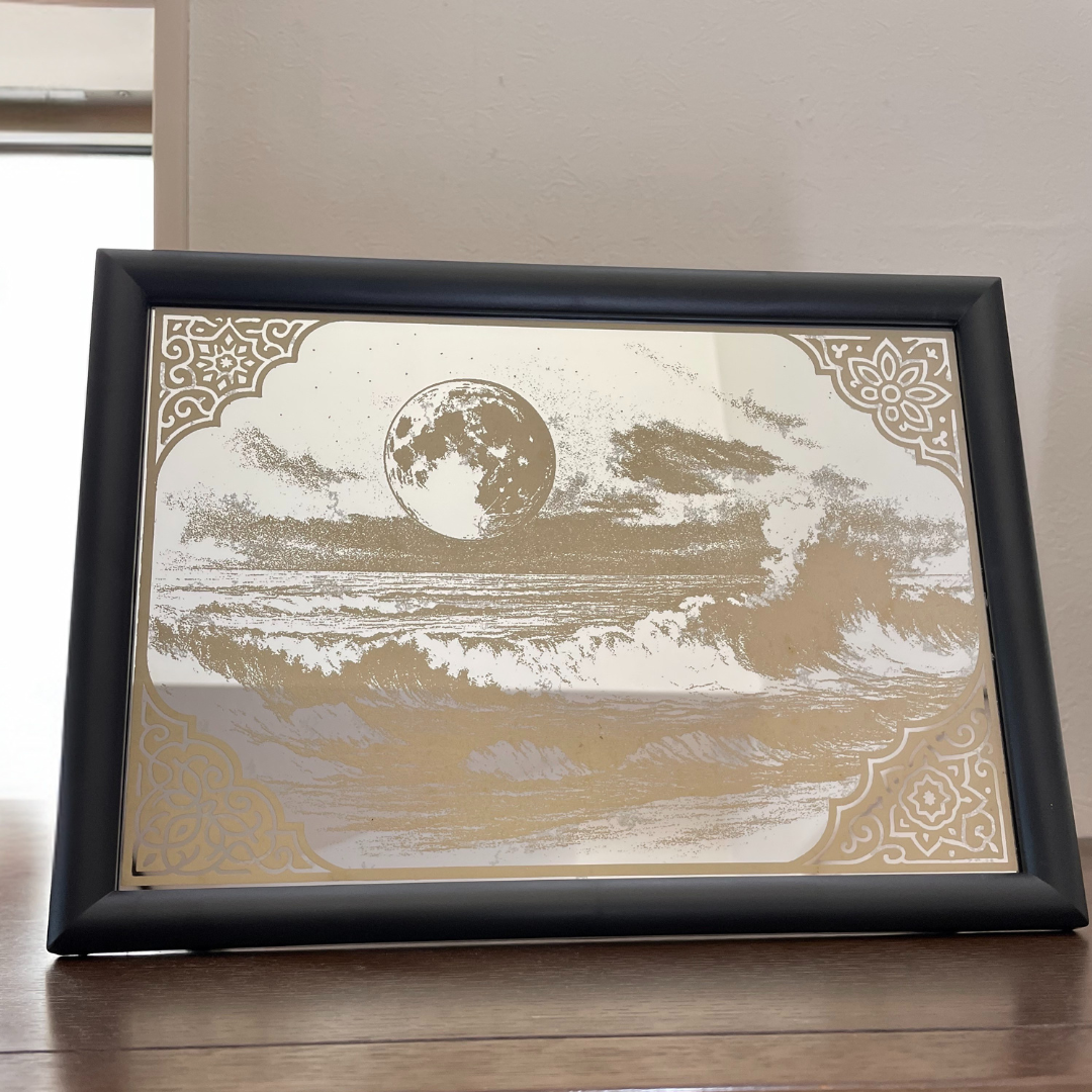 月と波｜裏彫りミラーアート（金箔調）｜幻想的な光と静寂のアート｜壁掛け・自立両用フレーム付き