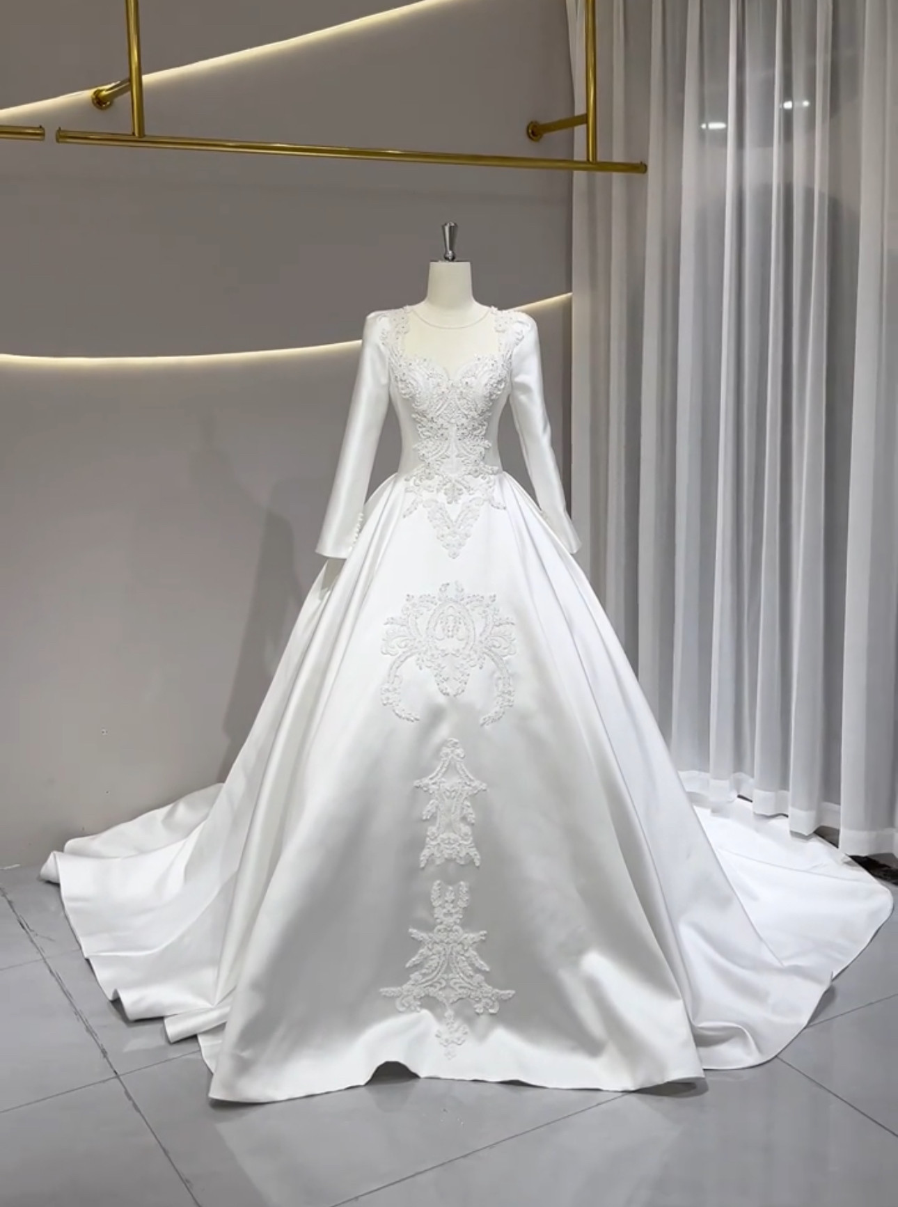 シンプルなウェディングドレス　白　フランスレース　長袖　高級サテン　優雅　背中見せ　トレーン　冬婚春婚　ブライダル披露宴