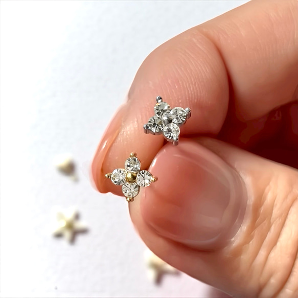 つけっぱなし♡OK! 輝くCZダイヤ 1粒 四つ葉 フラワー ピアス/金属アレルギー対応 サージカルステンレス 1枚目の画像