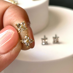 つけっぱなし♡OK! 輝くCZダイヤ 1粒 四つ葉 フラワー ピアス/金属アレルギー対応 サージカルステンレス 4枚目の画像