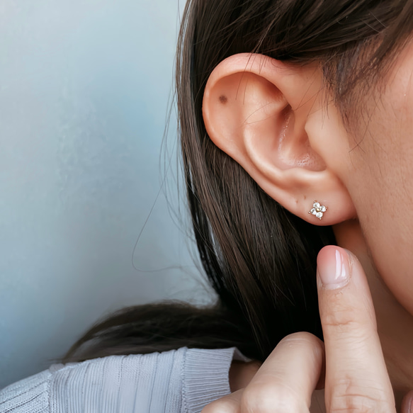 つけっぱなし♡OK! 輝くCZダイヤ 1粒 四つ葉 フラワー ピアス/金属アレルギー対応 サージカルステンレス 8枚目の画像