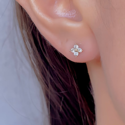 つけっぱなし♡OK! 輝くCZダイヤ 1粒 四つ葉 フラワー ピアス/金属アレルギー対応 サージカルステンレス 2枚目の画像