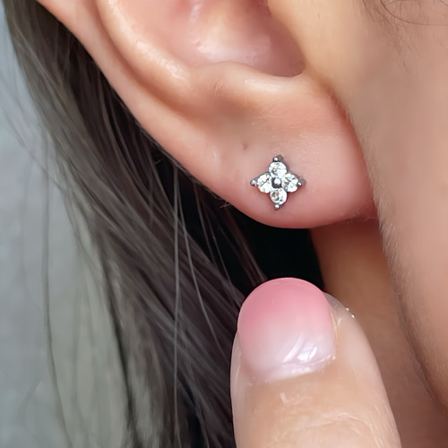 つけっぱなし♡OK! 輝くCZダイヤ 1粒 四つ葉 フラワー ピアス/金属