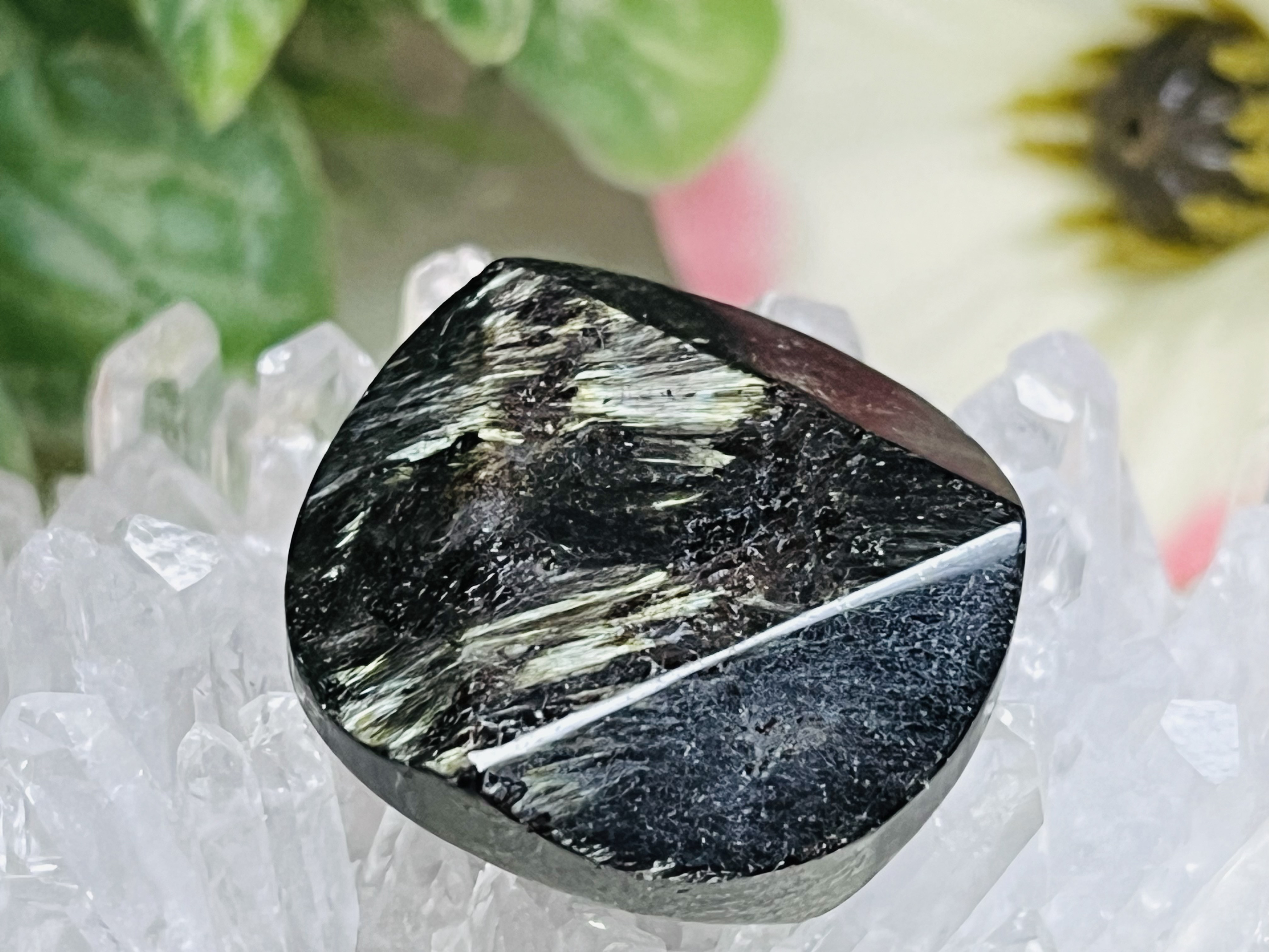 妖精の女王✨　ヌーマイト フェアリークィーン 穴開き　パーツ　原石