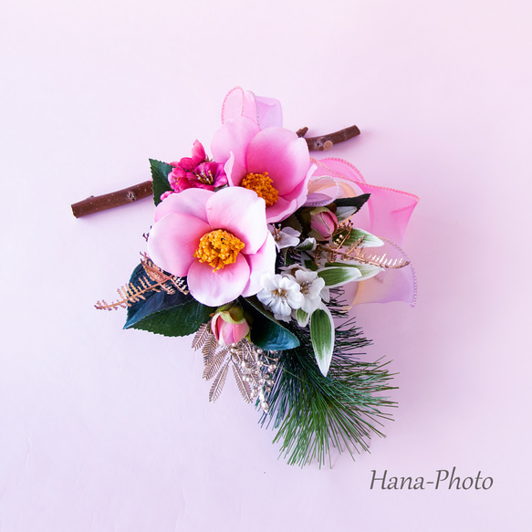 新作＞大輪のピンクの椿と紅梅、白梅の華やぎお正月スワッグ　　 (521) 5枚目の画像