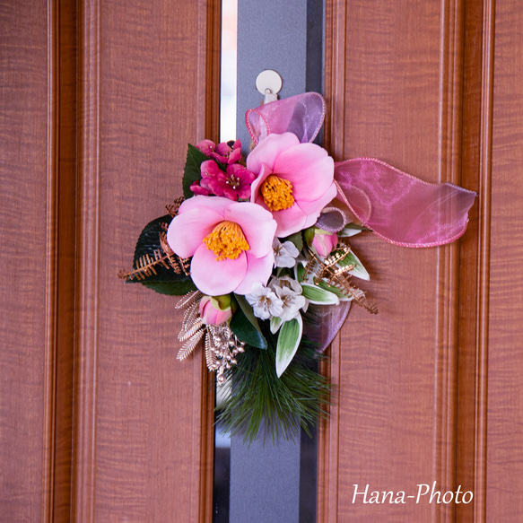 新作＞大輪のピンクの椿と紅梅、白梅の華やぎお正月スワッグ　　 (521) 2枚目の画像