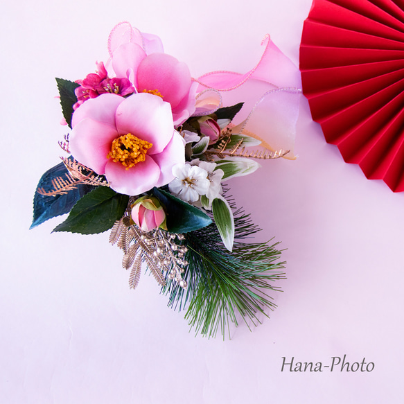 新作＞大輪のピンクの椿と紅梅、白梅の華やぎお正月スワッグ　　 (521) 4枚目の画像