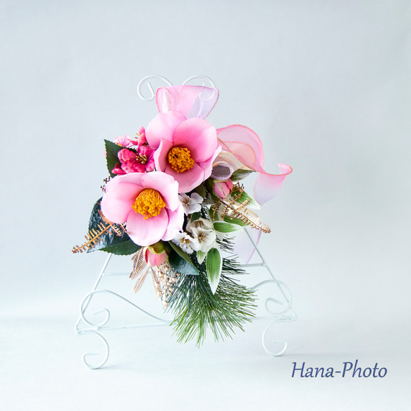 新作＞大輪のピンクの椿と紅梅、白梅の華やぎお正月スワッグ　　 (521) 3枚目の画像