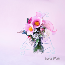 新作＞大輪のピンクの椿と紅梅、白梅の華やぎお正月スワッグ　　 (521) 12枚目の画像