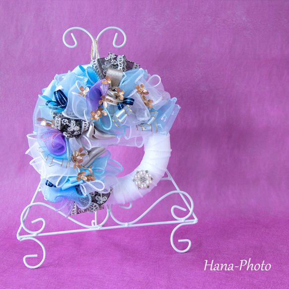 新作＞ブルーとホワイトのブルークリスマスのリボン・リース  　　 リース台：約15㎝ (523) 3枚目の画像