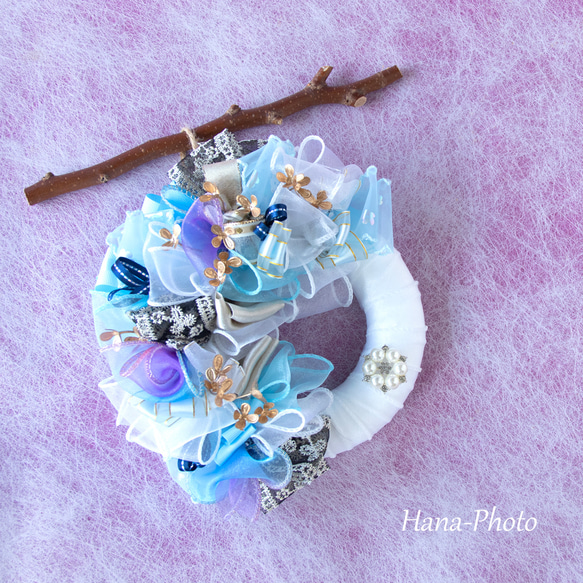 新作＞ブルーとホワイトのブルークリスマスのリボン・リース  　　 リース台：約15㎝ (523) 2枚目の画像
