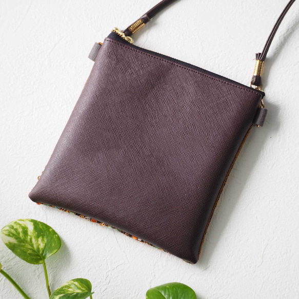 インド刺繍のミニサコッシュ＊色とりどりの糸が織りなす華やか模様 2枚目の画像