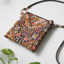 インド刺繍のミニサコッシュ＊色とりどりの糸が織りなす華やか模様 3枚目の画像