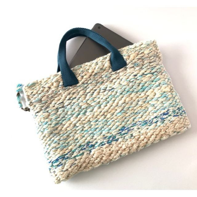 タブレットケース　何本もの糸を引き揃えて手織りした個性的な1点