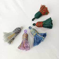【2個】マルチカラー　タッセルチャーム フリンジ　タッセル　カン付き　アクセサリパーツ 手芸用品　ハンドメイド　DIY 3枚目の画像