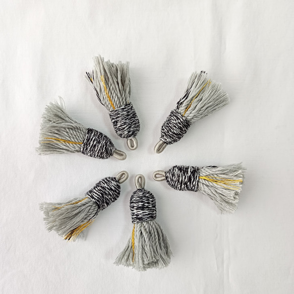 【2個】マルチカラー　タッセルチャーム フリンジ　タッセル　カン付き　アクセサリパーツ 手芸用品　ハンドメイド　DIY 4枚目の画像