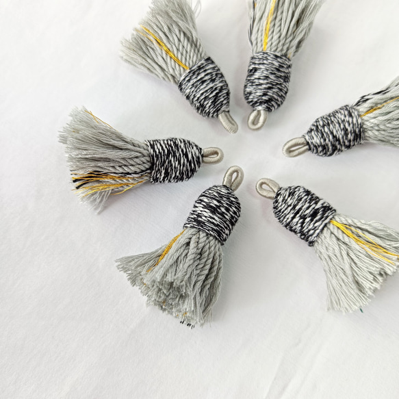 【2個】マルチカラー　タッセルチャーム フリンジ　タッセル　カン付き　アクセサリパーツ 手芸用品　ハンドメイド　DIY 5枚目の画像