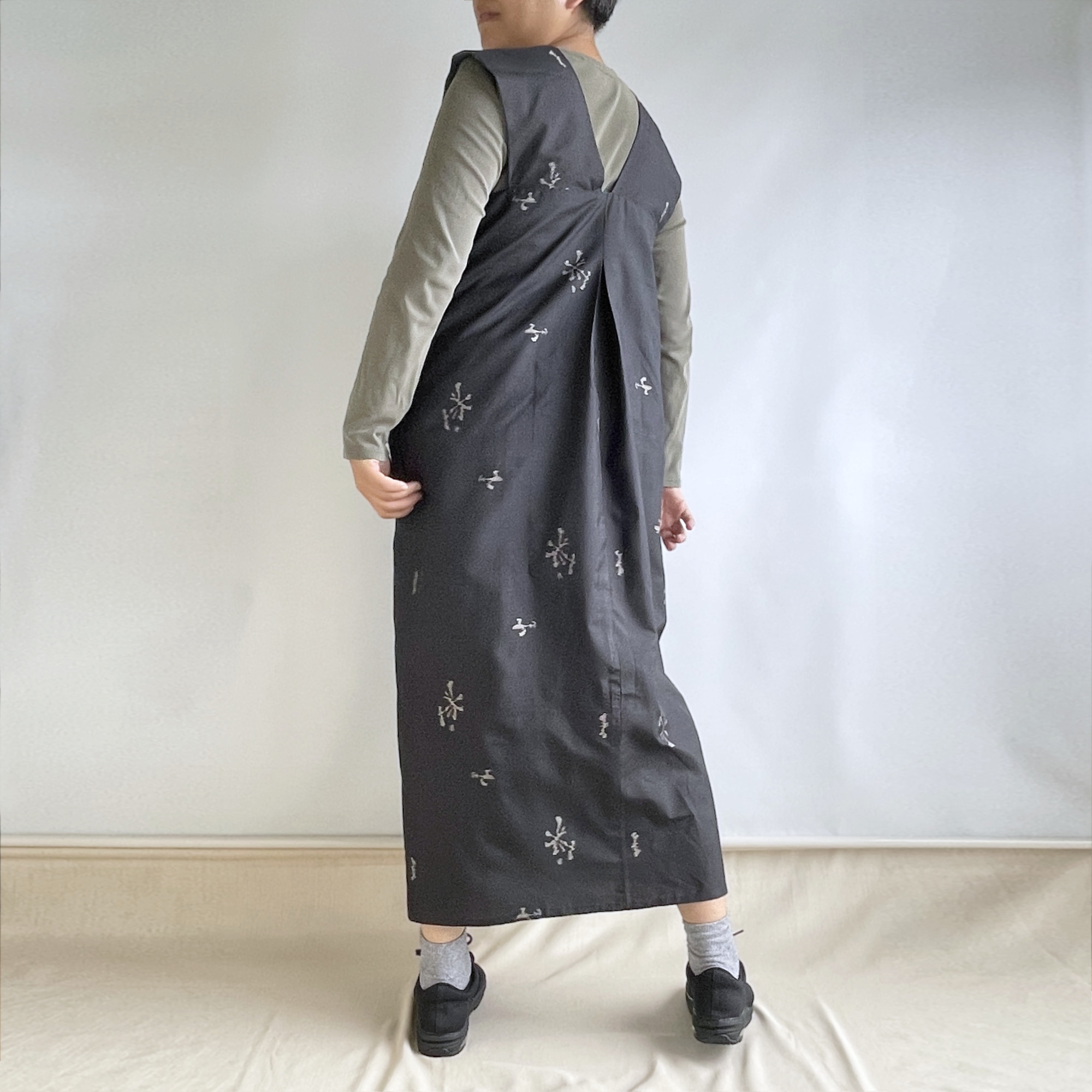 【1点もの】ジャンパースカート -絹 着物 黒に花と鳥の絣 & 絹 着物 ブルーグレー 菱紋 JPD670