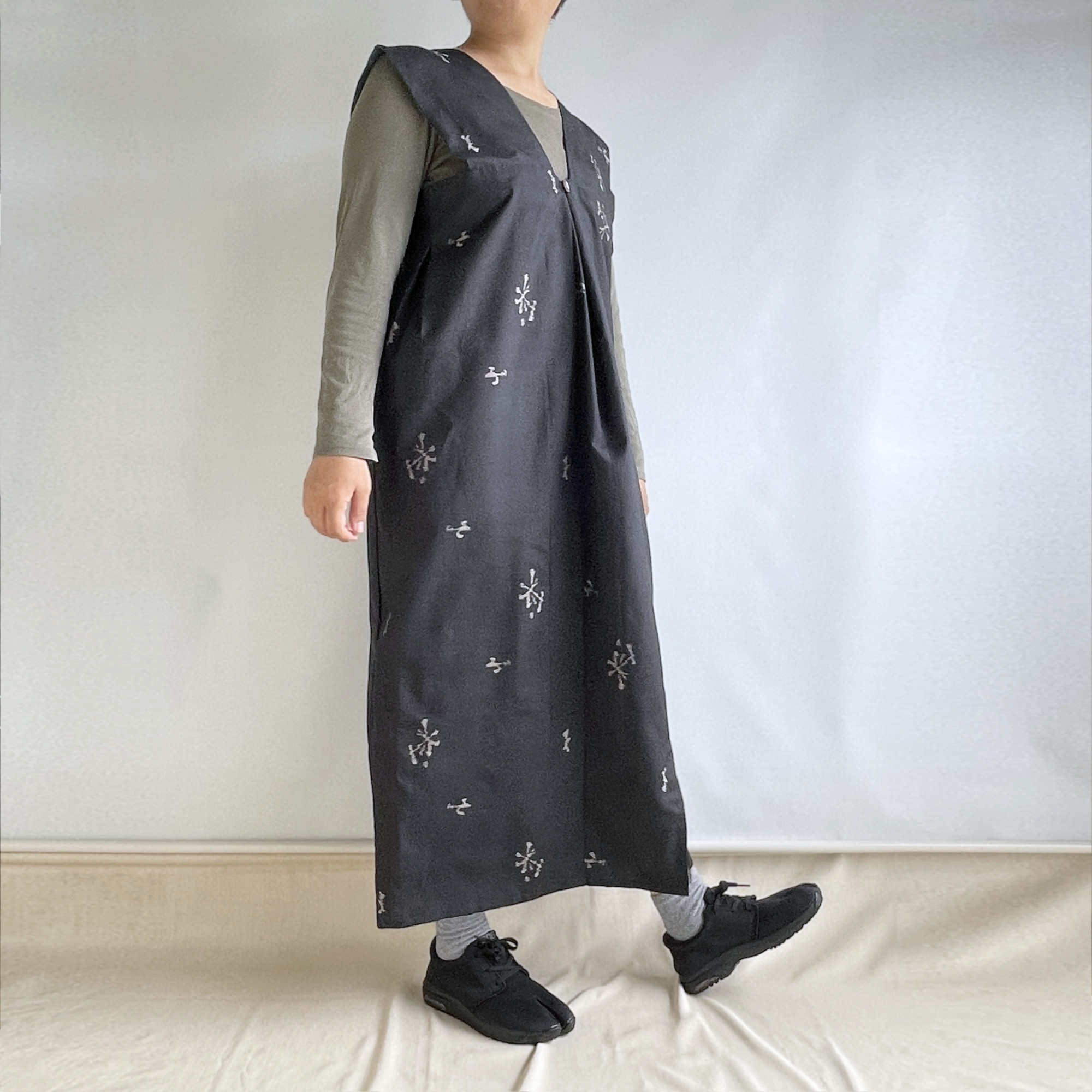 【1点もの】ジャンパースカート -絹 着物 黒に花と鳥の絣 & 絹 着物 ブルーグレー 菱紋 JPD670