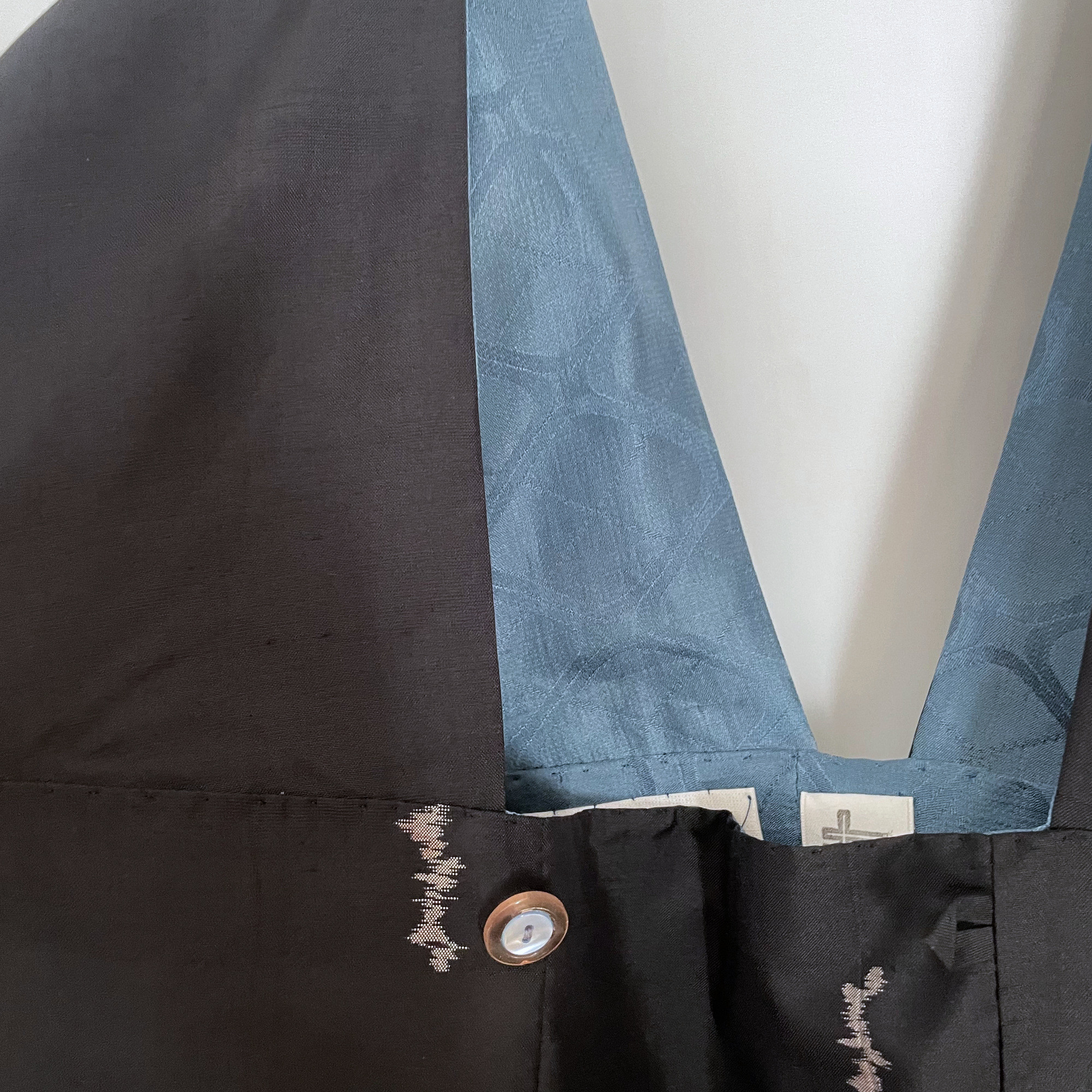 【1点もの】ジャンパースカート -絹 着物 黒に花と鳥の絣 & 絹 着物 ブルーグレー 菱紋 JPD670