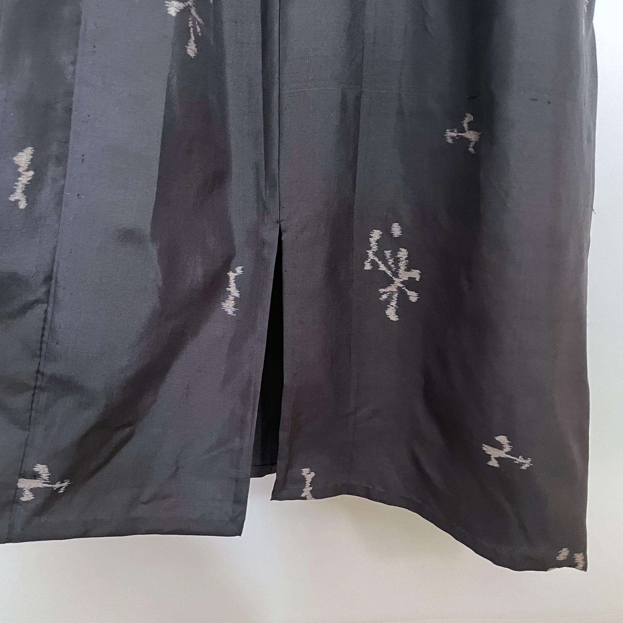 【1点もの】ジャンパースカート -絹 着物 黒に花と鳥の絣 & 絹 着物 ブルーグレー 菱紋 JPD670