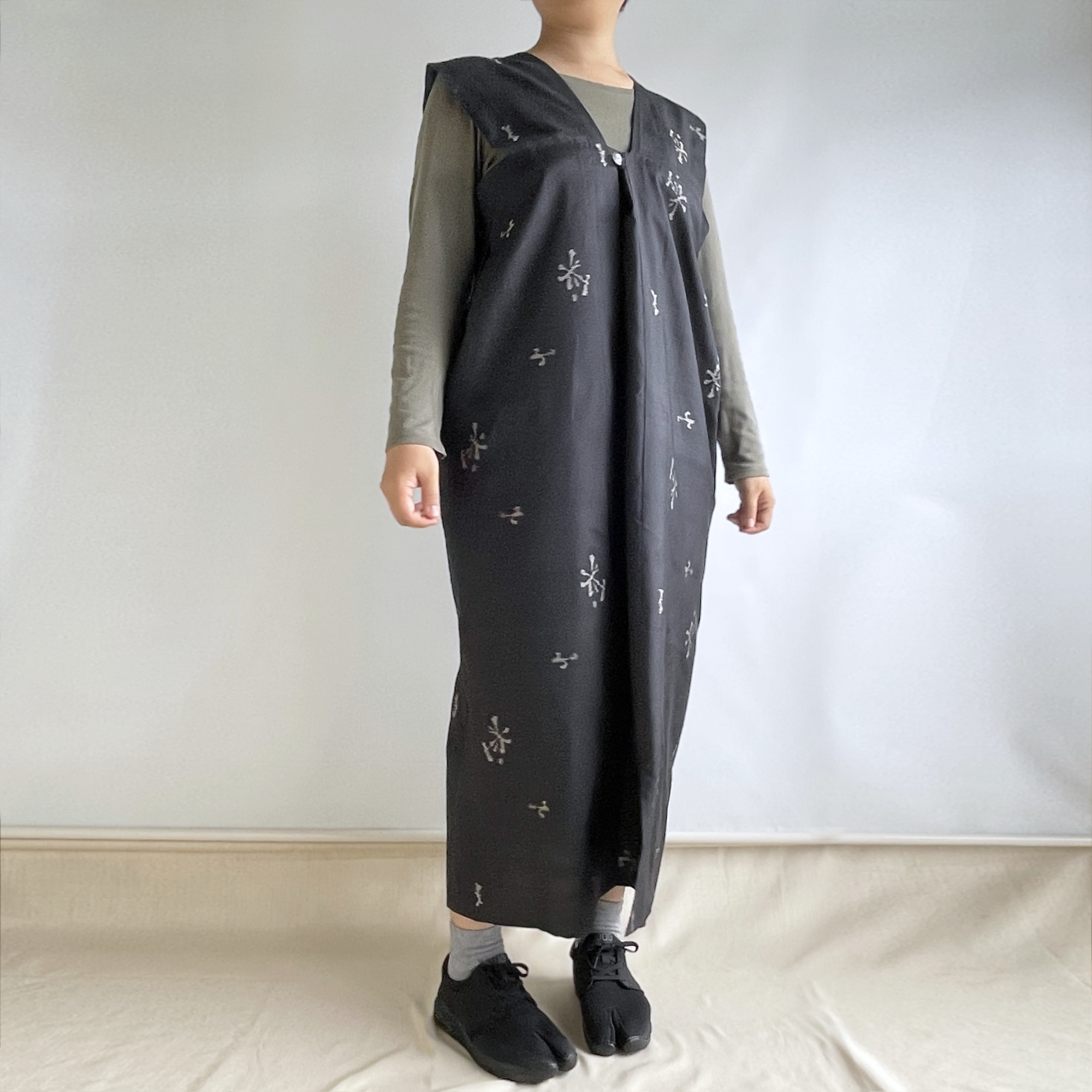 【1点もの】ジャンパースカート -絹 着物 黒に花と鳥の絣 & 絹 着物 ブルーグレー 菱紋 JPD670