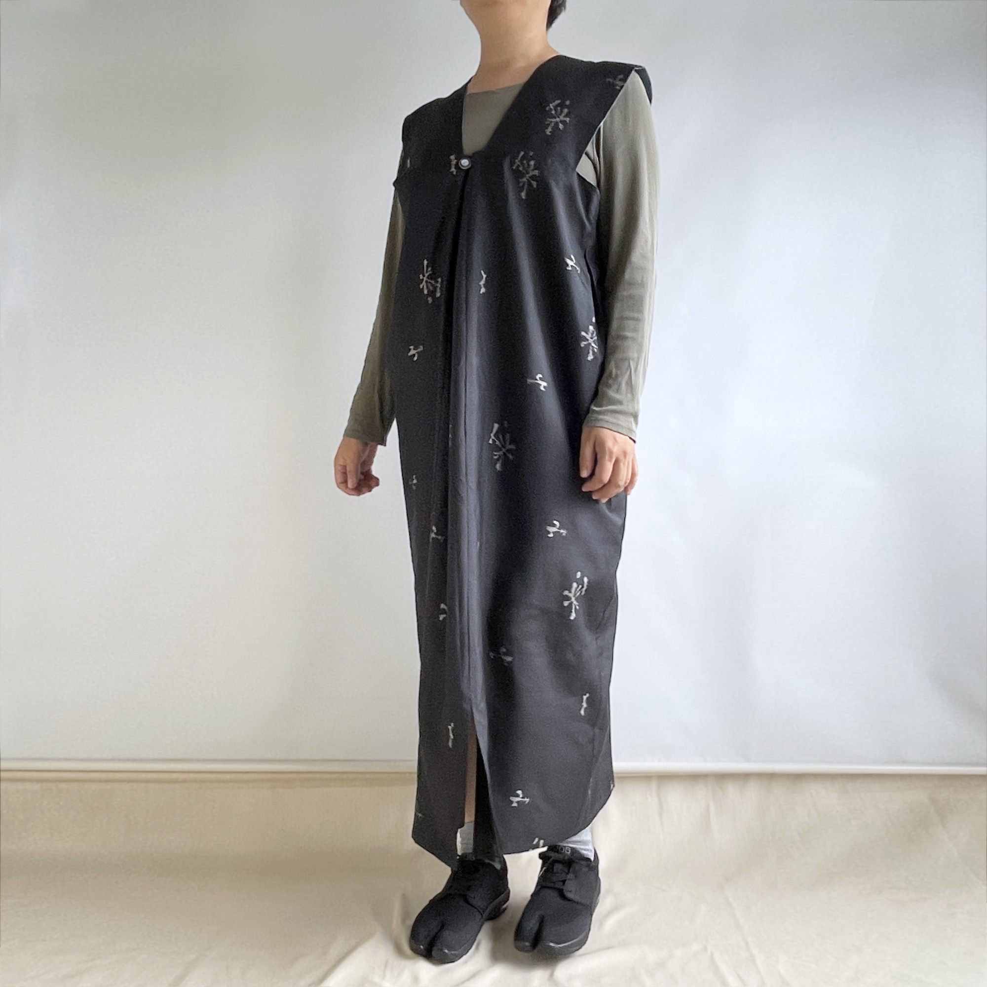 【1点もの】ジャンパースカート -絹 着物 黒に花と鳥の絣 & 絹 着物 ブルーグレー 菱紋 JPD670