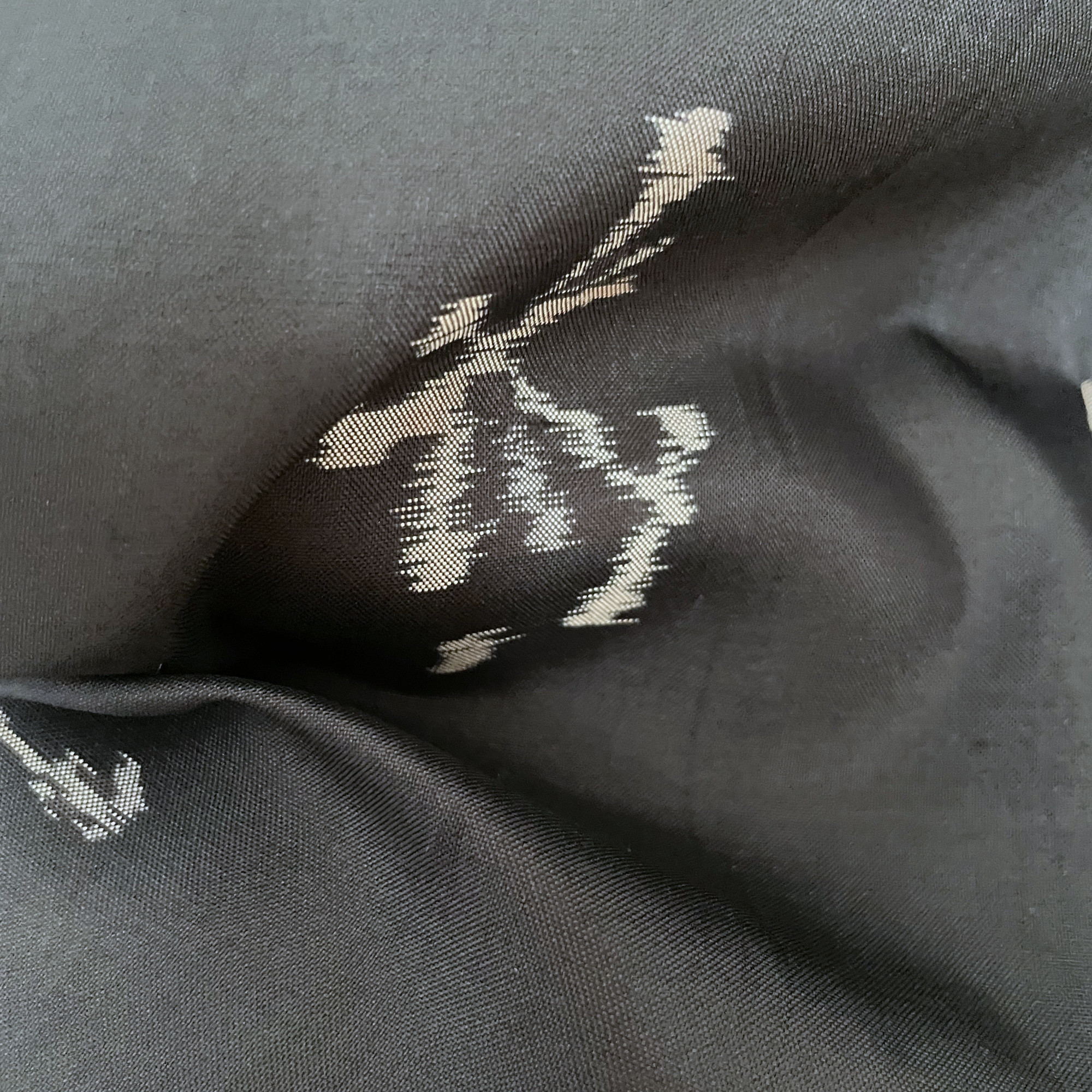 【1点もの】ジャンパースカート -絹 着物 黒に花と鳥の絣 & 絹 着物 ブルーグレー 菱紋 JPD670