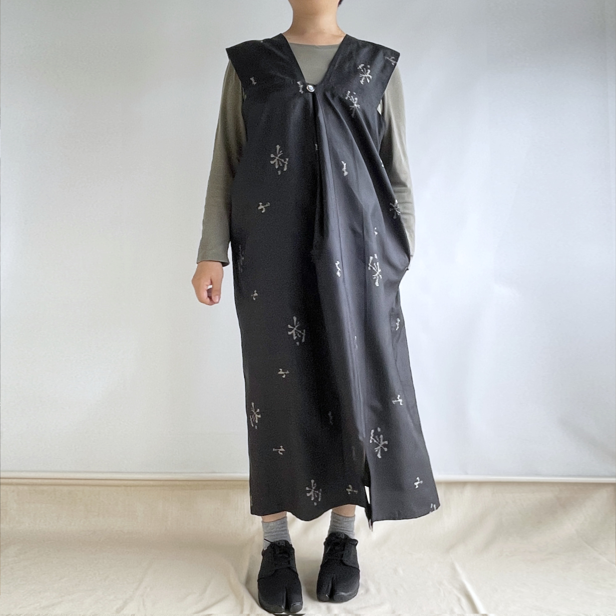 【1点もの】ジャンパースカート -絹 着物 黒に花と鳥の絣 & 絹 着物 ブルーグレー 菱紋 JPD670