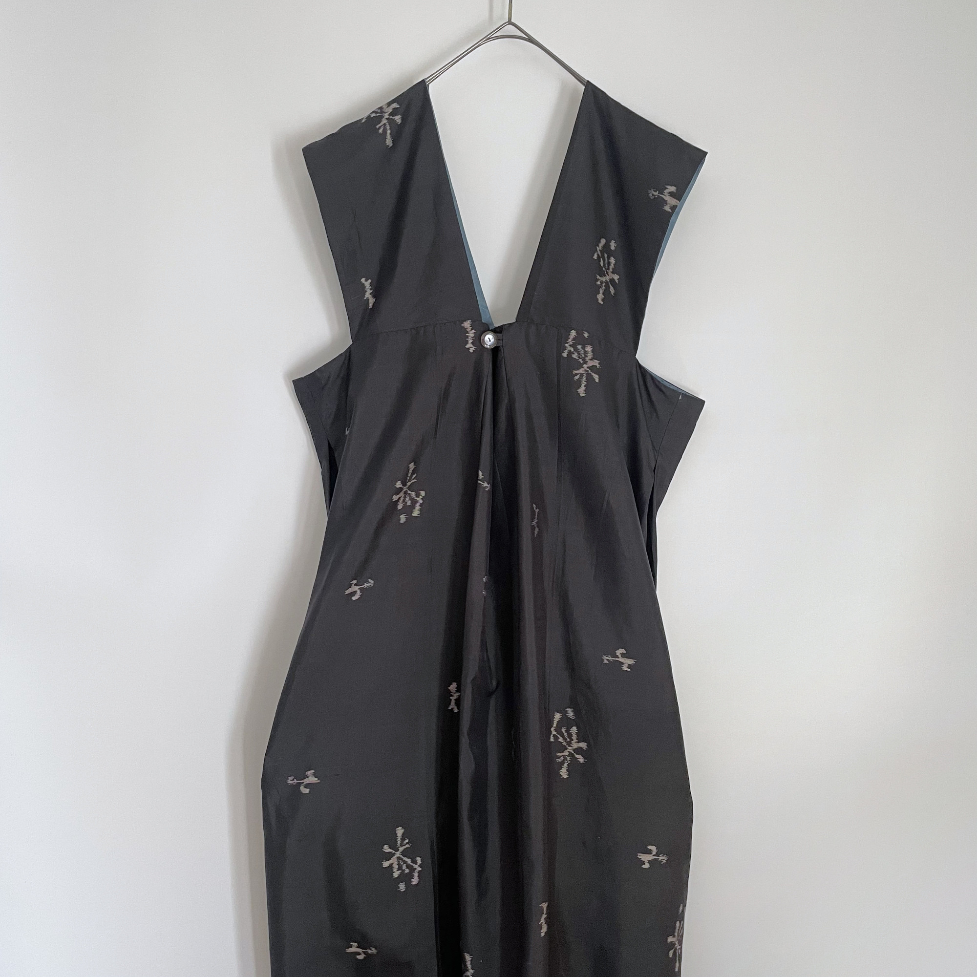 【1点もの】ジャンパースカート -絹 着物 黒に花と鳥の絣 & 絹 着物 ブルーグレー 菱紋 JPD670