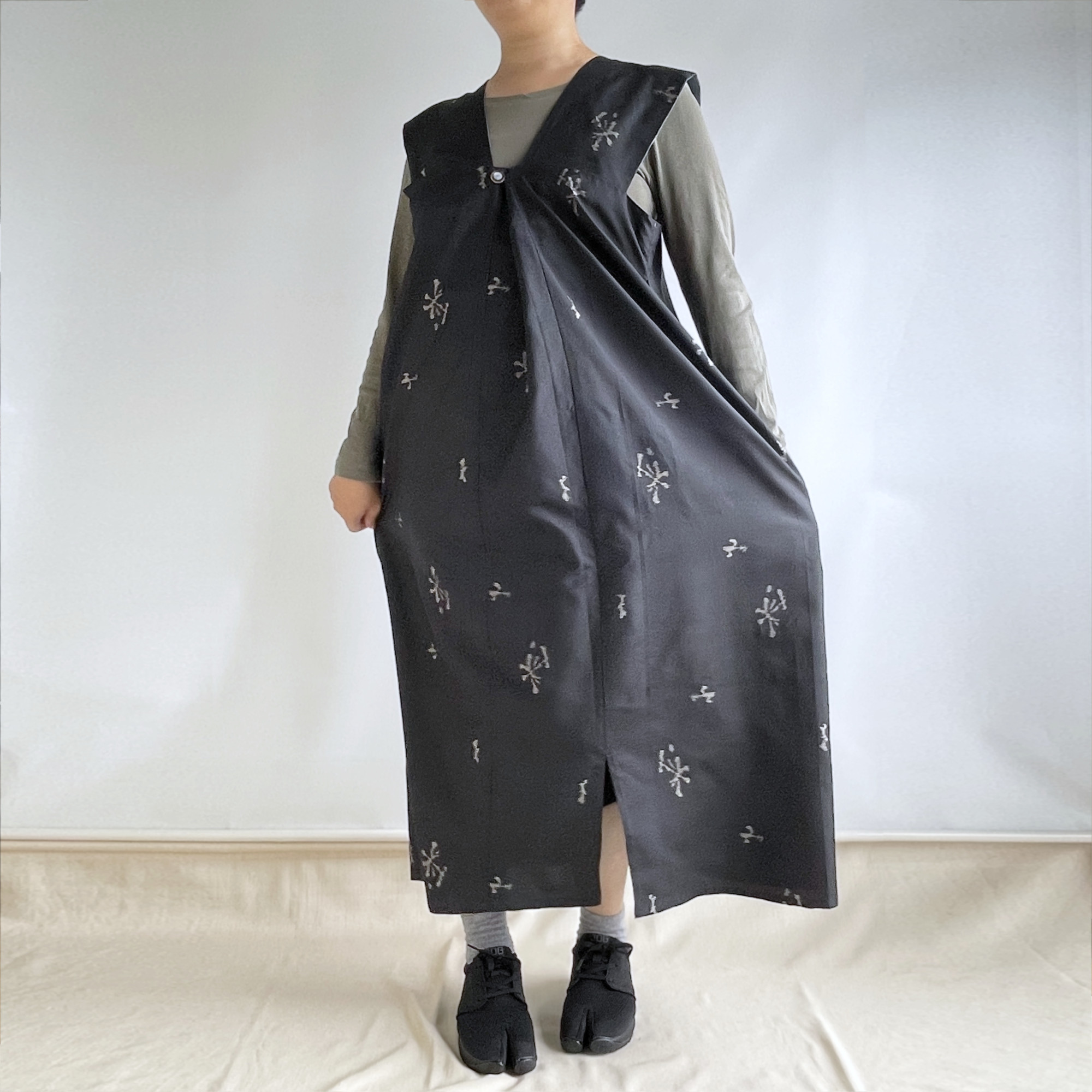 【1点もの】ジャンパースカート -絹 着物 黒に花と鳥の絣 & 絹 着物 ブルーグレー 菱紋 JPD670