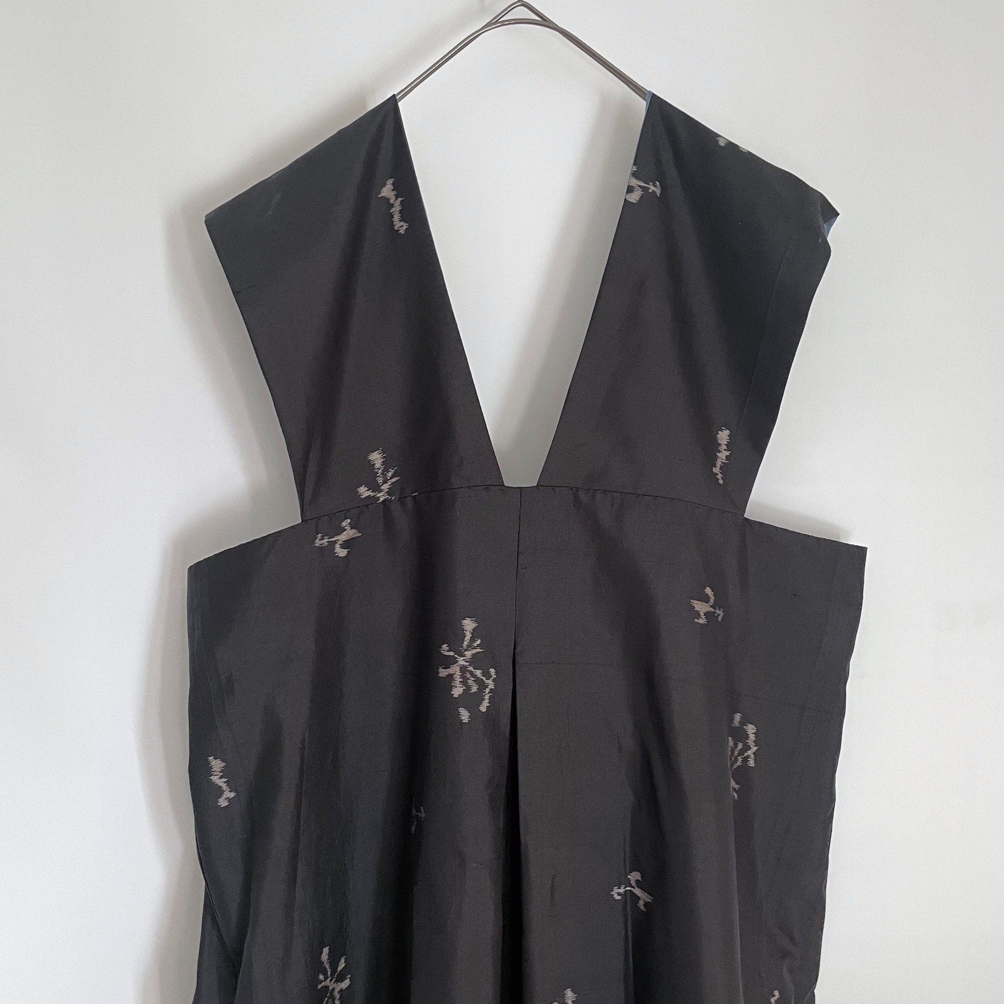 【1点もの】ジャンパースカート -絹 着物 黒に花と鳥の絣 & 絹 着物 ブルーグレー 菱紋 JPD670