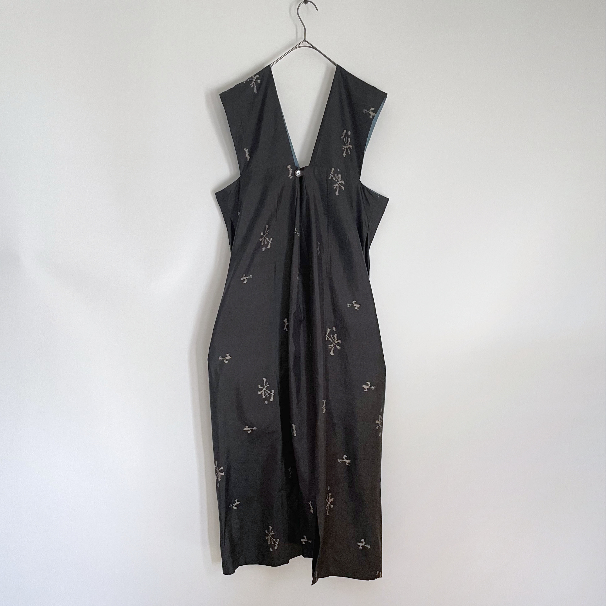 【1点もの】ジャンパースカート -絹 着物 黒に花と鳥の絣 & 絹 着物 ブルーグレー 菱紋 JPD670