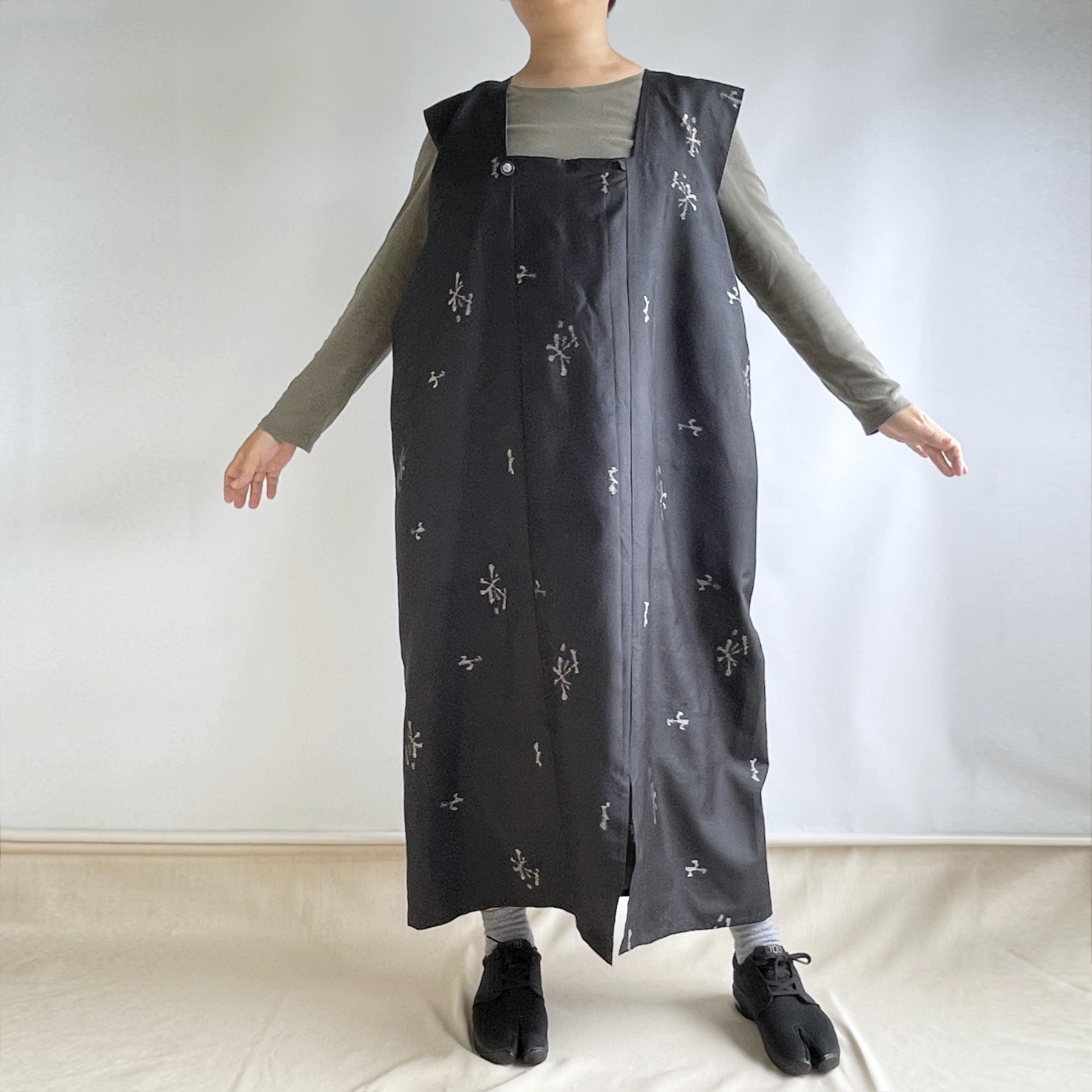 【1点もの】ジャンパースカート -絹 着物 黒に花と鳥の絣 & 絹 着物 ブルーグレー 菱紋 JPD670