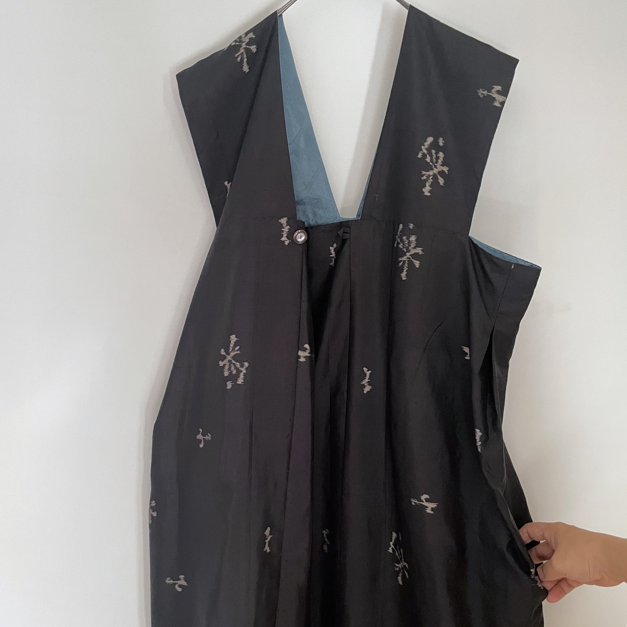 【1点もの】ジャンパースカート -絹 着物 黒に花と鳥の絣 & 絹 着物 ブルーグレー 菱紋 JPD670
