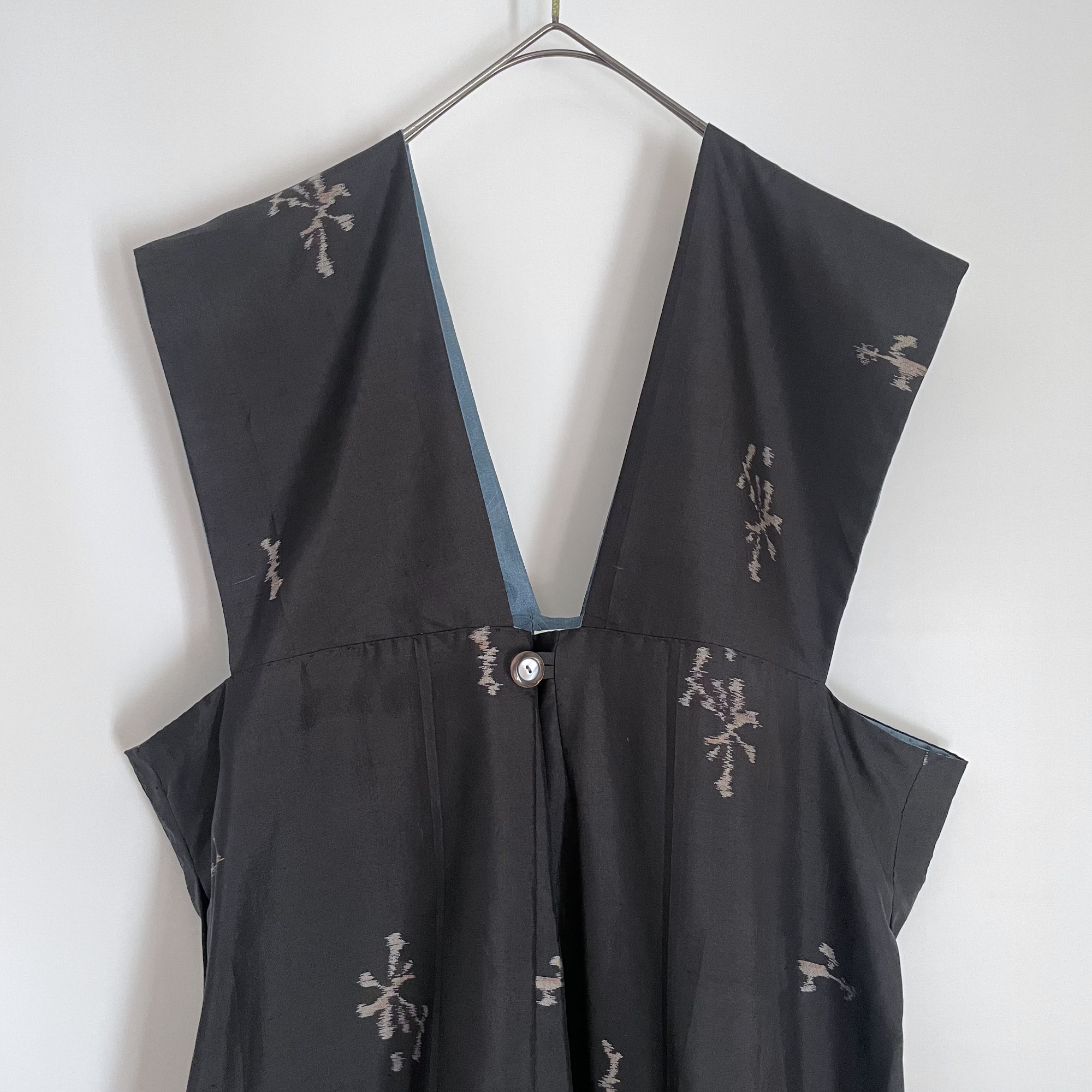 【1点もの】ジャンパースカート -絹 着物 黒に花と鳥の絣 & 絹 着物 ブルーグレー 菱紋 JPD670