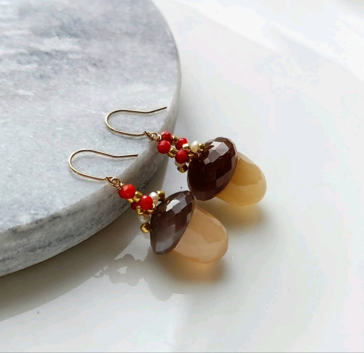 K10YG ムーンストーンのきのこカービングピアス