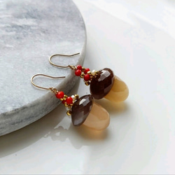 K10YG黒染め淡水パールのスタッドピアスとアズライトマラカイトの