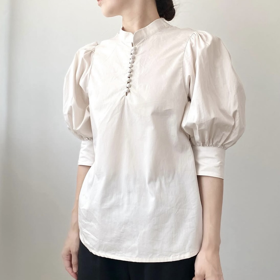 ラテはいかが(8wayﾌﾞﾗｳｽ)＊くるみボタン　クラシック　前後 袖丈2way スタンドカラー　パフスリーブ