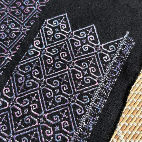 民族刺繍 古布 苗族 平繍 テキスタイル 手仕事 ビンテージ生地