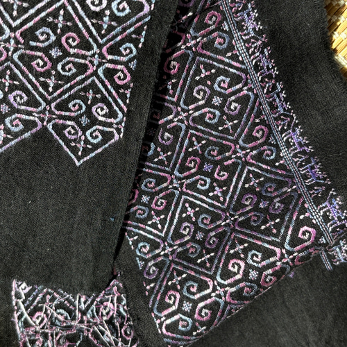 民族刺繍 古布 苗族 平繍 テキスタイル 手仕事 ビンテージ生地 インテリア素材 民族刺繍 古布 苗族 平繍 テキスタイル 手仕事 ビンテージ生地