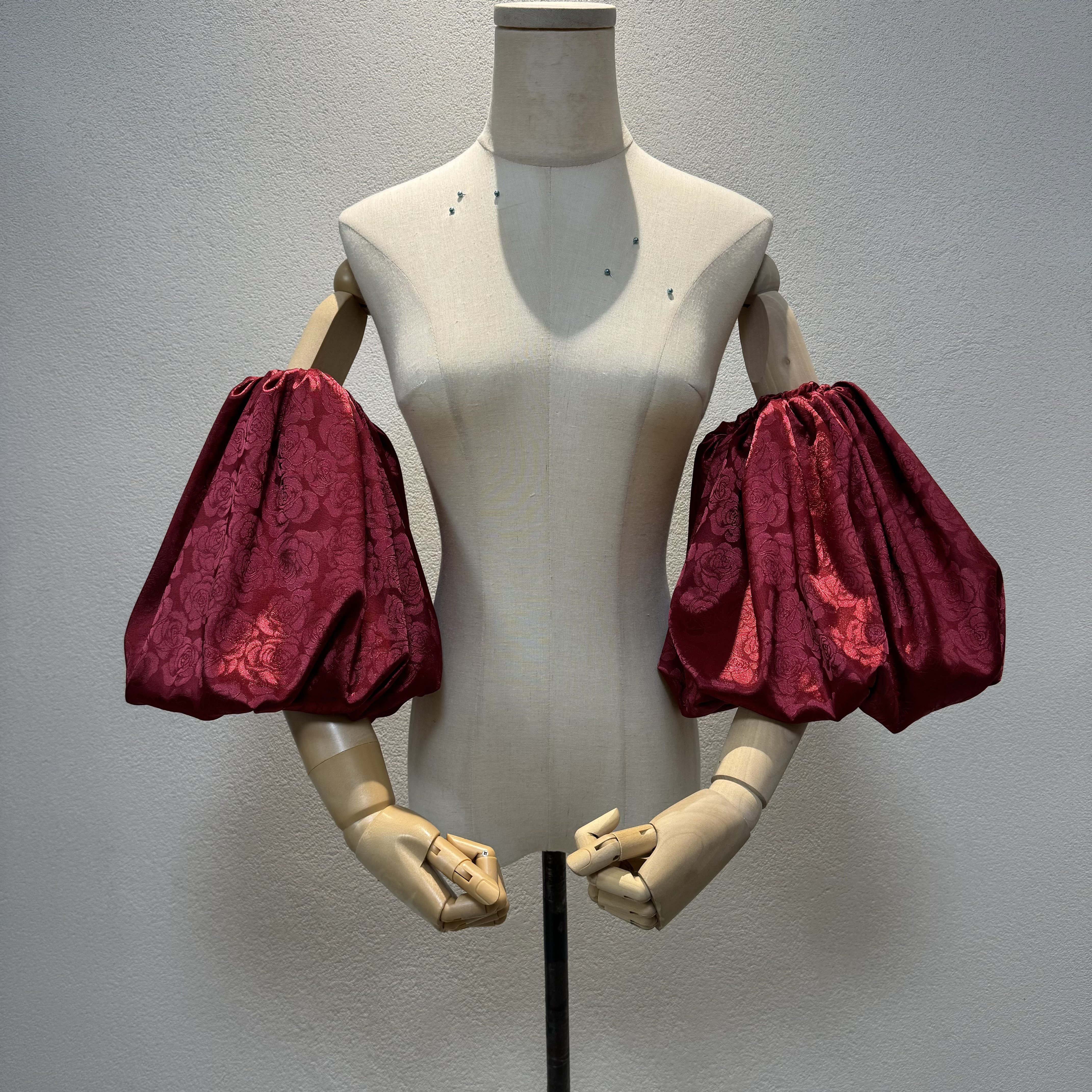 美品！サテン　ワインレッド　花柄　優雅　お色直し　パフスリーブ　上品　オフショルダー付け袖　可愛い　ボリューム　結婚式
