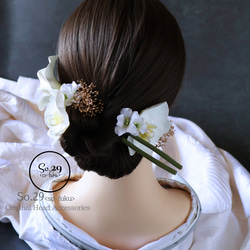 《人気作リニューアル版》カラーリリーと胡蝶蘭の髪飾り｜白無垢・色打掛・結婚式に（No.234） 4枚目の画像