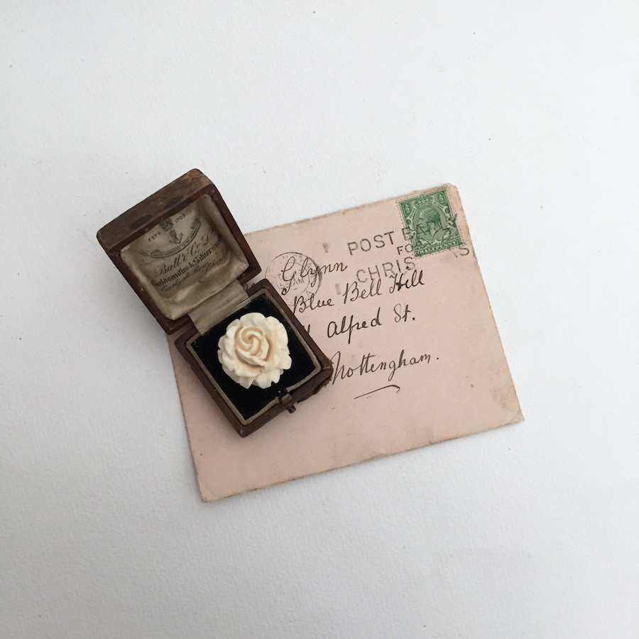 アンティークボーンバラブローチ　透かし彫りブローチ　カーブドアイボリー　ボーンブローチ　象牙　コスチュームジュエリー