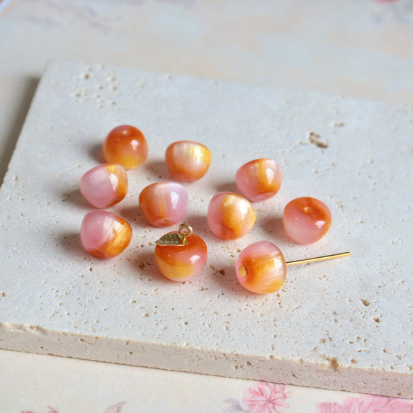 新作★りんご型　樹脂グラデーションビーズ  フルーツ　ゴールドグリッター×アプリコット、ピンクグラデーション 3枚目の画像