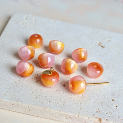 新作★りんご型　樹脂グラデーションビーズ  フルーツ　ゴールドグリッター×アプリコット、ピンクグラデーション 1枚目の画像