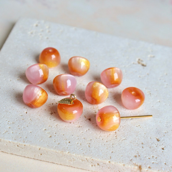 新作★りんご型　樹脂グラデーションビーズ  フルーツ　ゴールドグリッター×アプリコット、ピンクグラデーション 1枚目の画像