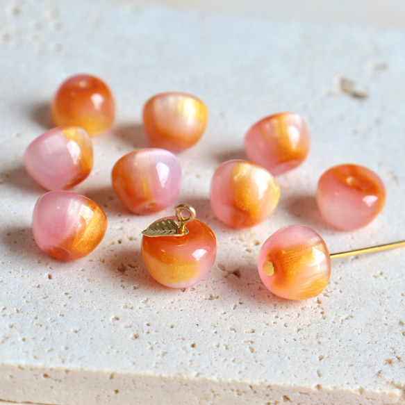 新作★りんご型　樹脂グラデーションビーズ  フルーツ　ゴールドグリッター×アプリコット、ピンクグラデーション 6枚目の画像